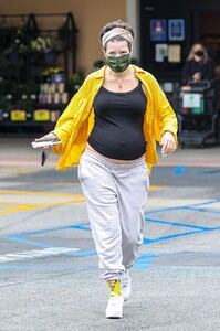 halsey-shopping-for-groceries-in-los-angeles-04-21-2021-6.jpg