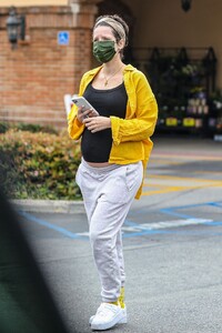 halsey-shopping-for-groceries-in-los-angeles-04-21-2021-8.jpg
