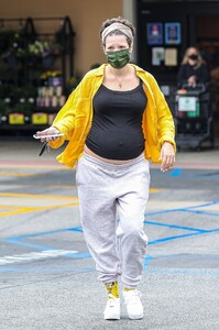 halsey-shopping-for-groceries-in-los-angeles-04-21-2021-9.jpg