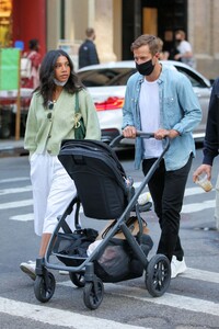 hannah-bronfman-cute-street-style-new-york-04-07-2021-4.jpg