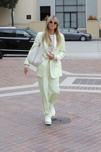 heidi-klum-arrives-at-agt-set-in-los-angeles-04-23-2021-2.jpg