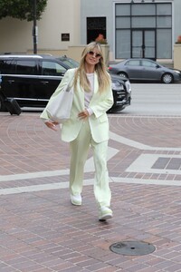 heidi-klum-arrives-at-agt-set-in-los-angeles-04-23-2021-4.jpg