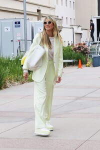 heidi-klum-arrives-at-agt-set-in-los-angeles-04-23-2021-6.jpg