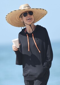 heidi-klum-on-the-beach-in-los-angeles-04-08-2021-8.jpg