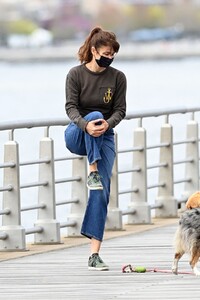 helena-christensen-out-with-her-dog-at-hudson-river-park-in-new-york-04-18-2021-1.jpg