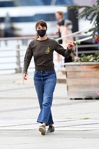 helena-christensen-out-with-her-dog-at-hudson-river-park-in-new-york-04-18-2021-5.jpg