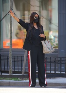 iman-waiting-for-a-cab-out-in-new-york-04-08-2021-6.jpg