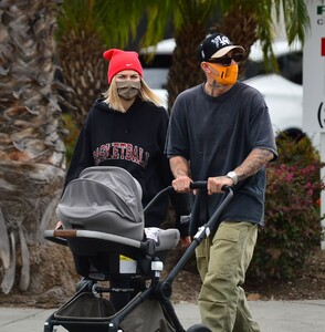 jessica-hart-out-with-family-in-los-angeles-04-22-2021-1.jpg