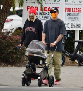 jessica-hart-out-with-family-in-los-angeles-04-22-2021-5.jpg