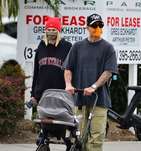 jessica-hart-out-with-family-in-los-angeles-04-22-2021-6.jpg