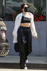 jessie-j-at-crossroads-kitchen-in-west-hollywood-04-10-2021-9.jpg