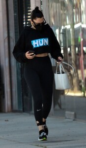 jessie-j-in-comfy-outfit-studio-city-03-31-2021-2.thumb.jpg.d61d7b03ce0927feccffdc878eb48422.jpg