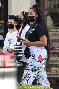 jordyn-woods-at-sephora-and-barnes-and-nobel-in-calabasas-04-15-2021-4.jpg