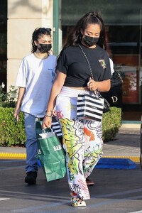 jordyn-woods-at-sephora-and-barnes-and-nobel-in-calabasas-04-15-2021-5.jpg