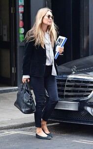 kate-moss-out-and-about-in-london-04-22-2021-10.jpg