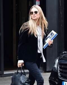 kate-moss-out-and-about-in-london-04-22-2021-11.jpg