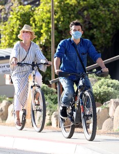 katy-perry-and-orlando-bloom-out-in-santa-barbara-04-08-2021-2.jpg