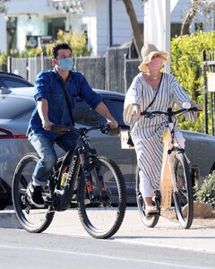 katy-perry-and-orlando-bloom-out-in-santa-barbara-04-08-2021-5.jpg