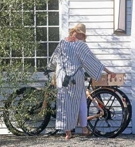 katy-perry-and-orlando-bloom-out-in-santa-barbara-04-08-2021-7.jpg