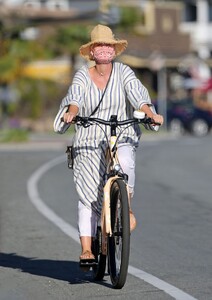 katy-perry-and-orlando-bloom-out-in-santa-barbara-04-08-2021-9.jpg