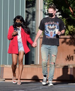 keke-palmer-at-blue-bottle-in-hollywood-02-21-2021-6.jpg