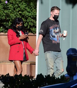 keke-palmer-at-blue-bottle-in-hollywood-02-21-2021-8.jpg