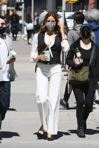 kelly-bensimon-in-a-monochrome-outfit-new-york-04-13-2021-2.jpg