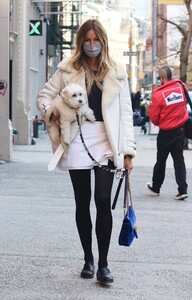 kelly-bensimon-out-with-her-dog-in-new-york-04-03-2021-1.jpg