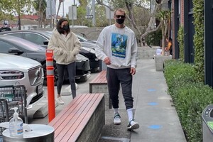 kelly-gale-shopping-at-erewhon-market-in-venice-beach-04-01-2021-2.jpg