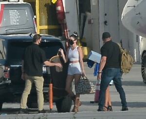 kendall-jenner-and-kylie-jenner-airport-in-la-04-05-2021-0.jpg