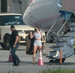 kendall-jenner-and-kylie-jenner-airport-in-la-04-05-2021-1.jpg