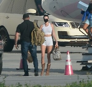 kendall-jenner-and-kylie-jenner-airport-in-la-04-05-2021-2.jpg