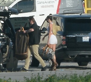 kendall-jenner-and-kylie-jenner-airport-in-la-04-05-2021-3.jpg