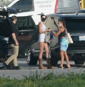 kendall-jenner-and-kylie-jenner-airport-in-la-04-05-2021-4.jpg