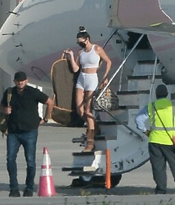 kendall-jenner-and-kylie-jenner-airport-in-la-04-05-2021-5.jpg