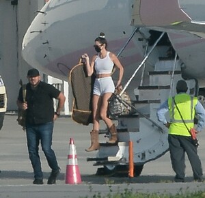 kendall-jenner-and-kylie-jenner-airport-in-la-04-05-2021-6.jpg