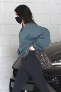 kendall-jenner-arrives-at-a-workout-session-in-west-hollywood-04-22-2021-0.thumb.jpg.cc24a2f7e0f888ab00517a34b8589dd4.jpg