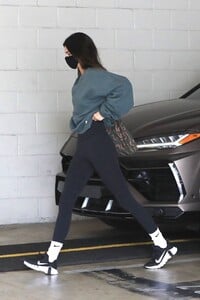 kendall-jenner-arrives-at-a-workout-session-in-west-hollywood-04-22-2021-1.thumb.jpg.bbbb5c9daf4286906a78cbf24e6d649c.jpg
