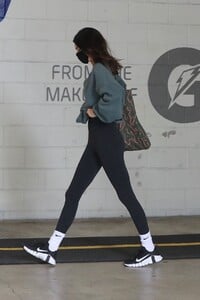 kendall-jenner-arrives-at-a-workout-session-in-west-hollywood-04-22-2021-4.jpg