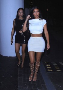 kim-kardashian-at-a-party-with-friends-in-miami-04-15-2021-0.jpg