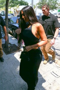 kim-kardashian-out-and-about-in-miami-04-17-2021-1.jpg