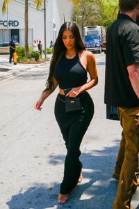 kim-kardashian-out-in-miami-04-18-2021-6.jpg