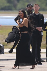 kim-kardashian-out-in-miami-04-18-2021-9.jpg