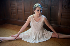 kinopoisk.ru-Mae-Whitman-2731433.jpg