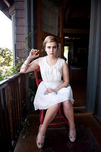 kinopoisk.ru-Mae-Whitman-2731435.jpg