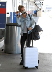 kristin-cavallari-in-travel-outfit-lax-in-la-03-31-2021-0.jpg