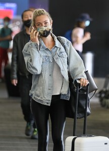 kristin-cavallari-in-travel-outfit-lax-in-la-03-31-2021-4.jpg