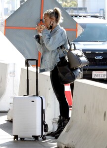 kristin-cavallari-in-travel-outfit-lax-in-la-03-31-2021-5.jpg