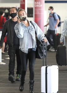 kristin-cavallari-in-travel-outfit-lax-in-la-03-31-2021-7.jpg