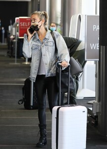 kristin-cavallari-in-travel-outfit-lax-in-la-03-31-2021-8.jpg